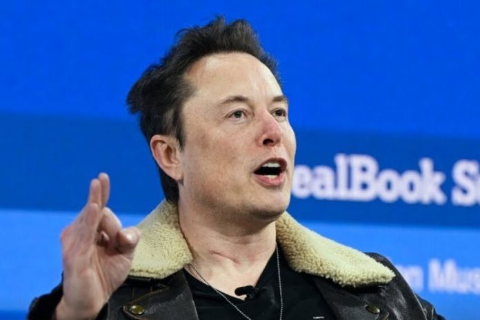«Todavía piensan que es seguro». Elon Musk arremete contra WhatsApp y genera un debate con miles de usuarios en X