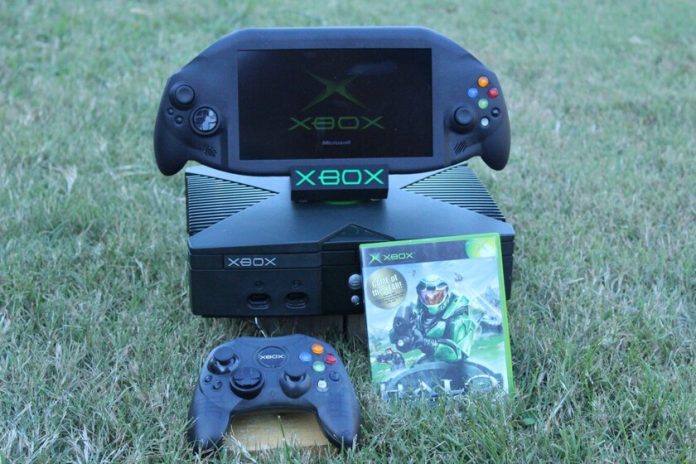 Un aficionado a la primera Xbox dedica 4 meses de trabaja a convertir la consola en un dispositivo portátil funcional