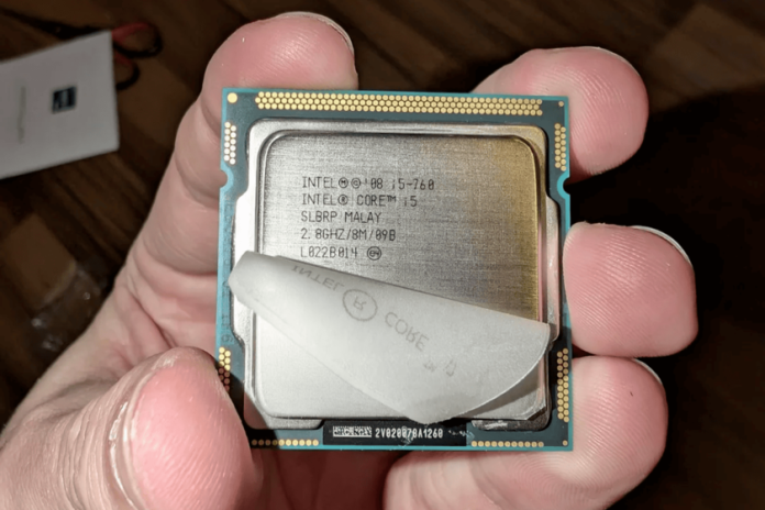 Compra un procesador de 400 euros por Amazon, retira una pegatina y descubre que tiene una CPU de 70 euros en la mano