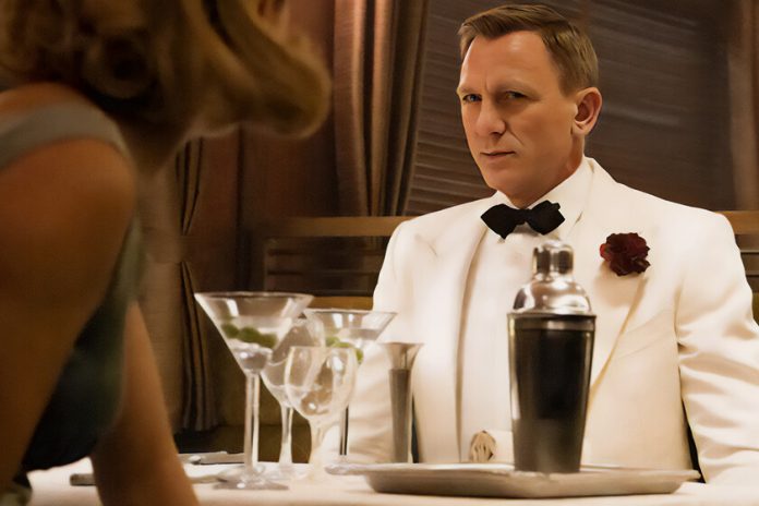 James Bond pedía los Martini agitados y no mezclados pese a que los cocteleros recomiendan lo contrario. No era casualidad